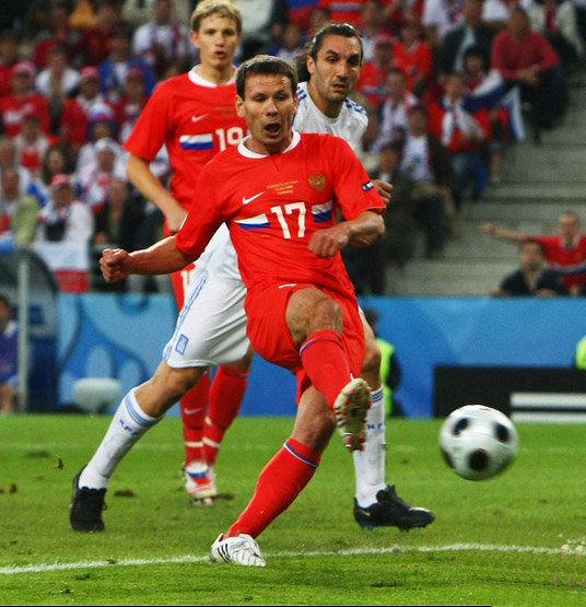 Константин Зырянов забивает (uefa.com) Константин Зырянов забивает (uefa.com)