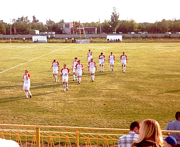 Вот такой стадион был в Рязани в 2002 году. Сейчас и не узнать...