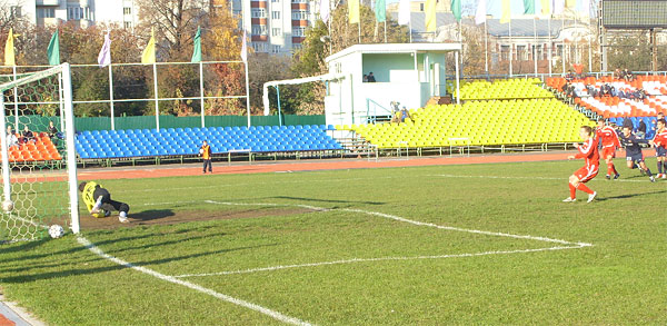 Валерий Пчелинцев забивает пенальти